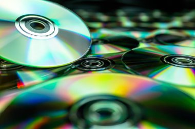 CD / DVD üzerinde siyah bir arka plan ışık yansımaları ile yalan.