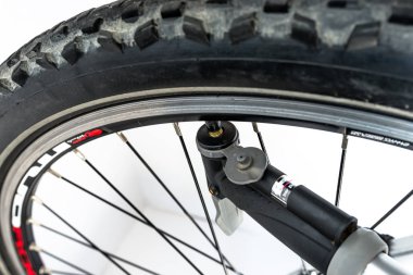 Bonn, Almanya - 29 Mart 2019. Hava basınç göstergesi birimleriyle ile bir el pompası ile bisiklet tekerleği pompalama bar / psi.