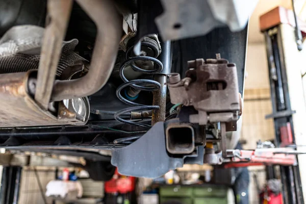 Schorsing Van Achterste Auto Zichtbaar Vanaf Onderkant Veersystemen Schokdemper — Stockfoto