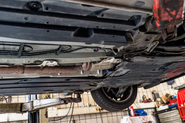 Het Uitlaatsysteem Auto Van Onderen Gezien Auto Lift Auto Workshop — Stockfoto