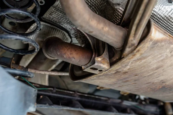 Het Uitlaatsysteem Auto Van Onderen Gezien Auto Lift Auto Workshop — Stockfoto