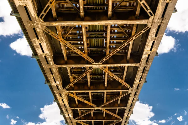 Стальная Решетка Строительства Железнодорожного Моста Фоне Голубого Неба Белыми Облаками — стоковое фото