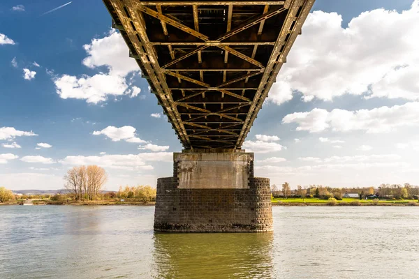 Χάλυβας Δομή Πλέγματος Μιας Σιδηροδρομικής Γέφυρας Πάνω Από Ένα Ποτάμι — Φωτογραφία Αρχείου