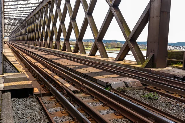 Stalowa Kratowa Struktura Mostu Kolejowego Nad Rzeką Widok Wzdłuż Torów — Zdjęcie stockowe