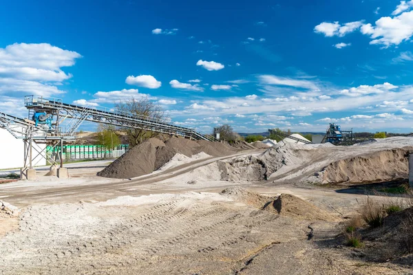 Montones Grava Aplastado Cielo Azul Una Planta Cemento Industrial — Foto de Stock