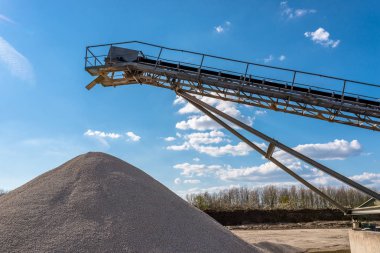 Konveyör blue sky adlı bir endüstriyel çimento fabrikası çakıl yığınları üzerinde.