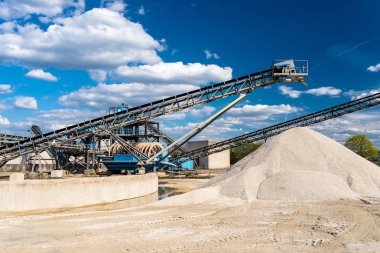 Konveyör blue sky adlı bir endüstriyel çimento fabrikası çakıl yığınları üzerinde.
