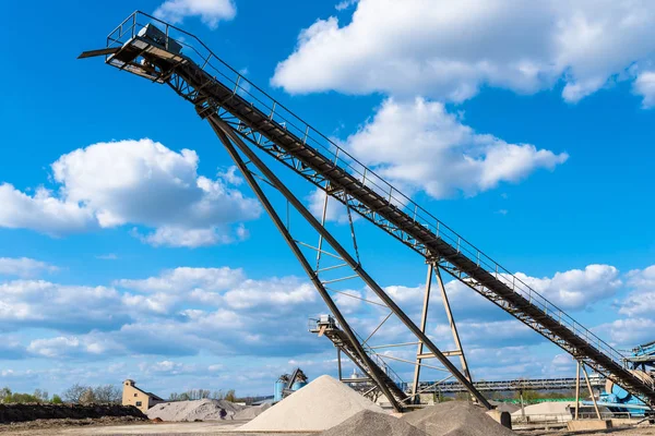 Transportador Sobre Montones Grava Cielo Azul Una Planta Cemento Industrial — Foto de Stock