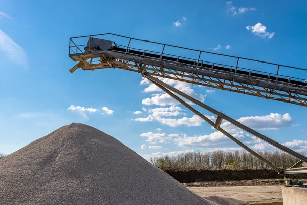 Transportador Sobre Montones Grava Cielo Azul Una Planta Cemento Industrial — Foto de Stock