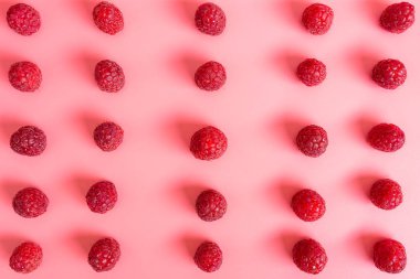 Desen taze ahududu, üst görünüm, düz yatıyordu desen, açık pembe arka planda izole yapılmış.