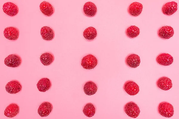 新鮮なラズベリー トップビュー フラットレイパターンから作られたパターンは 薄いピンクの背景に孤立 — ストック写真