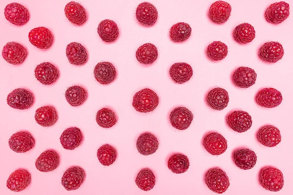 新鮮なラズベリー トップビュー フラットレイパターンから作られたパターンは 薄いピンクの背景に孤立 — ストック写真