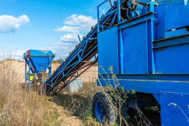 Bulutlar ile arka plan mavi gökyüzünde, sahada mavi renk ayakta çakıl ve kum için eski, mobil ekran.