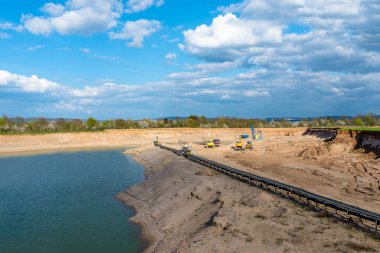 Uzun mesafeler üzerinde çakıl ve kum taşınması için bir çakıl çukurda taşıma kemeri bir dizi, kemer göl boyunca gitmek.