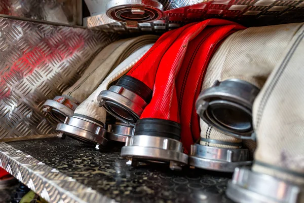 Gewalste Brandslangen Gerangschikt Rijen Het Handschoenen Compartiment Van Brandweerwagen — Stockfoto