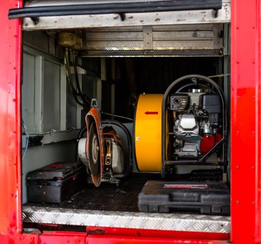 Odada duman difüzyon için çelik ve beton ve taşınabilir duman egzoz fanı kesmek için mobil dairesel testere, bir itfaiye aracı yerleştirilir.