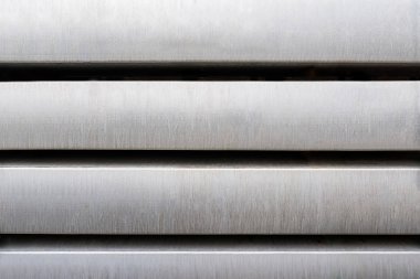 Yığın üzerinde birbirine yatan ağır alüminyum çubuklardan yapılmış desen.