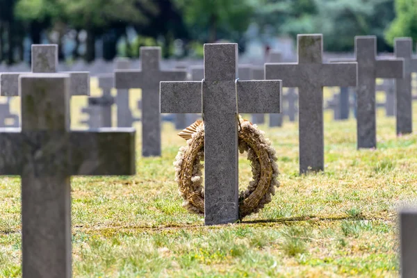 オランダのドイツ戦争墓地に小さなコンクリートの十字架がたくさん — ストック写真