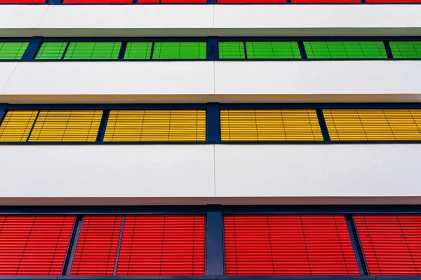 Élévation Immeuble Bureaux Moderne Avec Différentes Couleurs Stores Chaque Étage — Photo