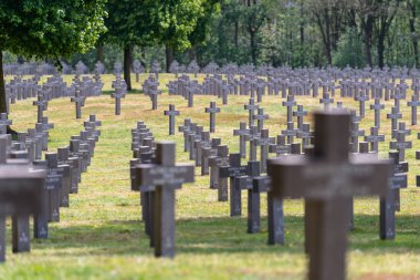Ysselsteyn, Hollanda - 23 Mayıs 2019. Hollanda 'daki Alman savaş mezarlığında bir sürü küçük, beton haç ve haçta da görünür yazılar var..