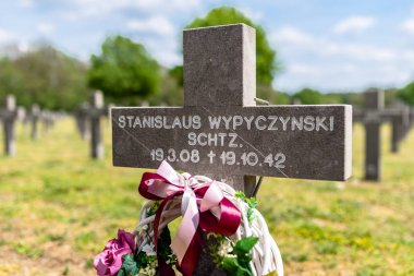 Ysselsteyn, Hollanda - 23 Mayıs 2019. Hollanda 'daki Alman savaş mezarlığında bir sürü küçük, beton haç ve haçta da görünür yazılar var..