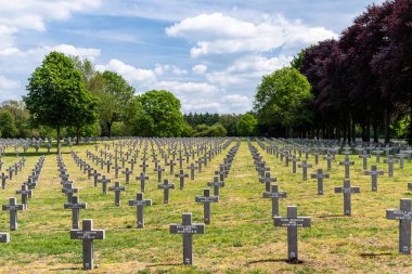 Ysselsteyn, Hollanda - 23 Mayıs 2019. Hollanda 'daki Alman savaş mezarlığında bir sürü küçük, beton haç ve haçta da görünür yazılar var..