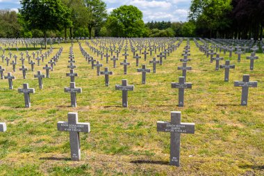 Ysselsteyn, Hollanda - 23 Mayıs 2019. Hollanda 'daki Alman savaş mezarlığında bir sürü küçük, beton haç ve haçta da görünür yazılar var..