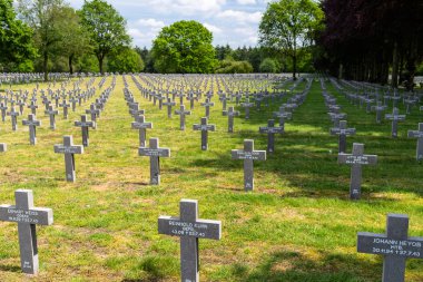 Ysselsteyn, Hollanda - 23 Mayıs 2019. Hollanda 'daki Alman savaş mezarlığında bir sürü küçük, beton haç ve haçta da görünür yazılar var..