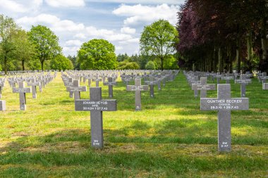 Ysselsteyn, Hollanda - 23 Mayıs 2019. Hollanda 'daki Alman savaş mezarlığında bir sürü küçük, beton haç ve haçta da görünür yazılar var..