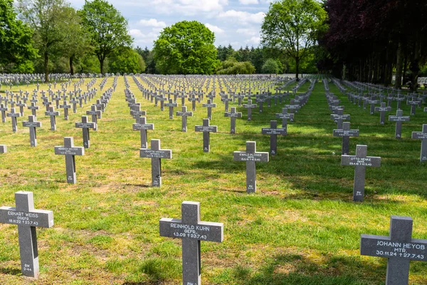 Ysselsteyn, Hollanda - 23 Mayıs 2019. Hollanda 'daki Alman savaş mezarlığında bir sürü küçük, beton haç ve haçta da görünür yazılar var..