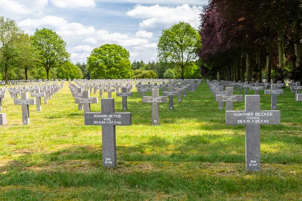 Ysselsteyn, Hollanda - 23 Mayıs 2019. Hollanda 'daki Alman savaş mezarlığında bir sürü küçük, beton haç ve haçta da görünür yazılar var..