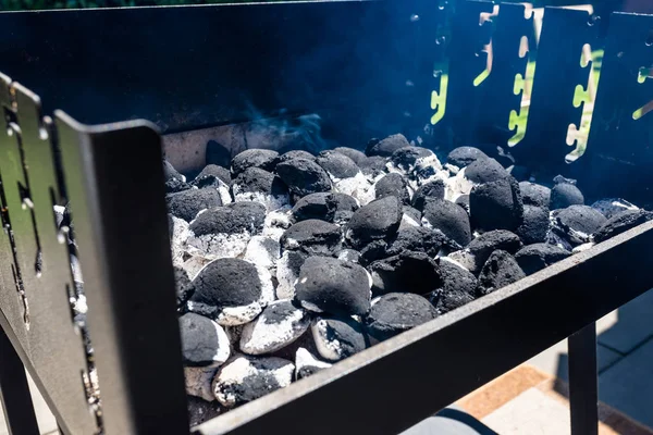 Den Heimischen Grill Mit Kohle Anzünden Auf Einem Hausgarten Auf — Stockfoto