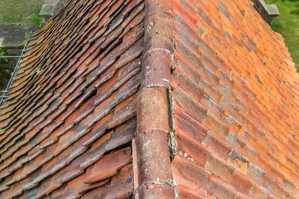 Una Tegola Ceramica Rossa Posta Vecchio Edificio Foto Scattate Vicino — Foto Stock