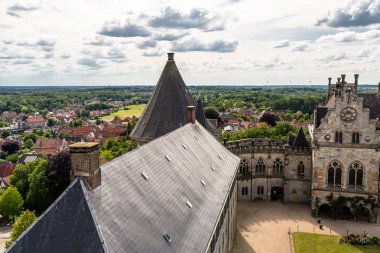 Bad Bentheim, Almanya - 9 Haziran 2019. Kuzey Almanya'nın en büyük kalesi, arka planda görünür şehir tarihi Bentheim kalenin tepesinden bir görünüm. Kale tamamen Roma, gotik ve rönesans tarzında kumtaşı bloklardan inşa edilmiştir.