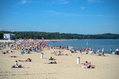 Sopot, Polonya 24 Ağustos 2016. Popüler sahil kenti Sopot'ta Polonya sahilinde kalabalık bir plaj. Turistlerin çok yüksek yoğunluklu.