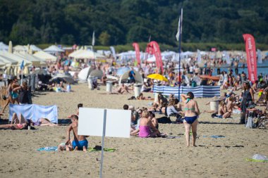 Sopot, Polonya 24 Ağustos 2016. Popüler sahil kenti Sopot'ta Polonya sahilinde kalabalık bir plaj. Turistlerin çok yüksek yoğunluklu.