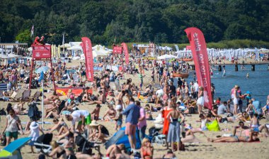 Sopot, Polonya 24 Ağustos 2016. Popüler sahil kenti Sopot'ta Polonya sahilinde kalabalık bir plaj. Turistlerin çok yüksek yoğunluklu.
