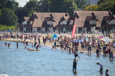 Sopot, Polonya 24 Ağustos 2016. Popüler sahil kenti Sopot'ta Polonya sahilinde kalabalık bir plaj. Turistlerin çok yüksek yoğunluklu.