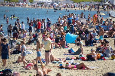 Sopot, Polonya 24 Ağustos 2016. Popüler sahil kenti Sopot'ta Polonya sahilinde kalabalık bir plaj. Turistlerin çok yüksek yoğunluklu.