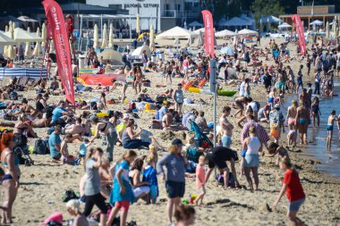 Sopot, Polonya 24 Ağustos 2016. Popüler sahil kenti Sopot'ta Polonya sahilinde kalabalık bir plaj. Turistlerin çok yüksek yoğunluklu.