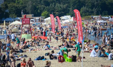 Sopot, Polonya 24 Ağustos 2016. Popüler sahil kenti Sopot'ta Polonya sahilinde kalabalık bir plaj. Turistlerin çok yüksek yoğunluklu.