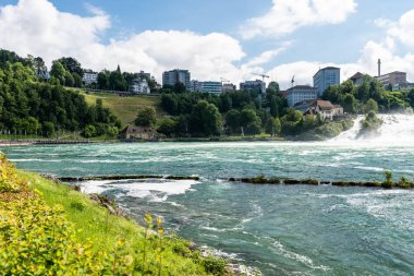 Neuhausen Rheinfall, İsviçre - 23 Temmuz 2019. Neuhausen Rheinfall, Kuzey İsviçre'de Schaffhausen şehrinde Ren nehri üzerinde Şelale. Ren Şelalesi Avrupa'nın en büyük şelalesidir..