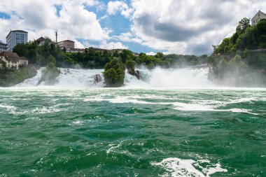 Neuhausen Rheinfall, İsviçre - 23 Temmuz 2019. Neuhausen Rheinfall, Kuzey İsviçre'de Schaffhausen şehrinde Ren nehri üzerinde Şelale. Ren Şelalesi Avrupa'nın en büyük şelalesidir..