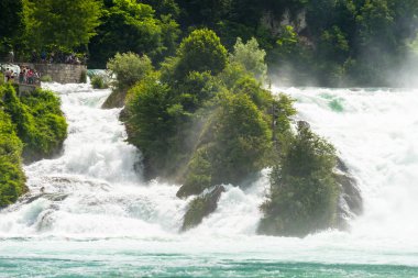 Neuhausen Rheinfall, İsviçre - 23 Temmuz 2019. Neuhausen Rheinfall, Kuzey İsviçre'de Schaffhausen şehrinde Ren nehri üzerinde Şelale. Ren Şelalesi Avrupa'nın en büyük şelalesidir..