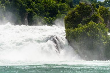 Kuzey İsviçre'de şehir Neuhausen Rheinfall ren nehri üzerinde güzel bir şelale. Ren Şelalesi Avrupa'nın en büyük şelalesidir..