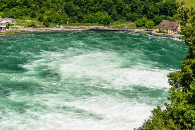 Neuhausen Rheinfall, İsviçre - 23 Temmuz 2019. Neuhausen Rheinfall, Kuzey İsviçre'de Schaffhausen şehrinde Ren nehri üzerinde Şelale. Ren Şelalesi Avrupa'nın en büyük şelalesidir..