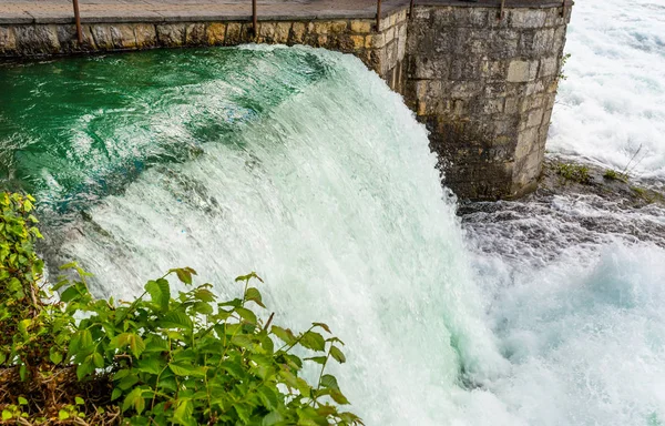 Kuzey İsviçre'de şehir Neuhausen Rheinfall ren nehri üzerinde güzel bir şelale. Ren Şelalesi Avrupa'nın en büyük şelalesidir..