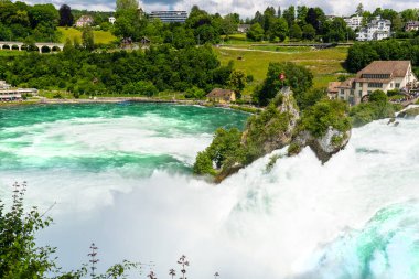 Neuhausen Rheinfall, İsviçre - 23 Temmuz 2019. Neuhausen Rheinfall, Kuzey İsviçre'de Schaffhausen şehrinde Ren nehri üzerinde Şelale. Ren Şelalesi Avrupa'nın en büyük şelalesidir..