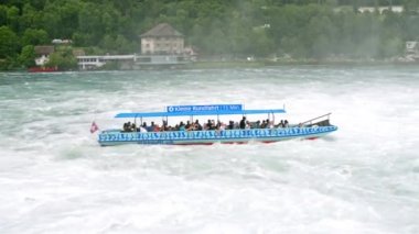Neuhausen Rheinfall, İsviçre - 23 Temmuz 2019. Neuhausen Rheinfall Nehri Ren şelale, İsviçre Schaffhausen. Tekne akan bir nehirde bir şelale geliyor.