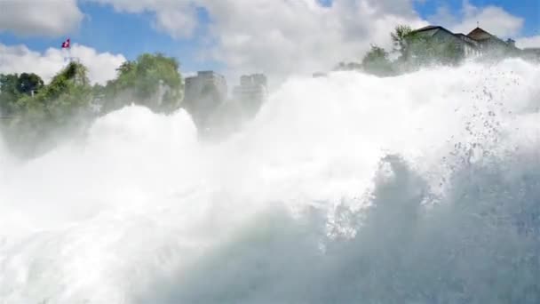 Vacker Utsikt Över Ett Flödande Kraftfullt Vattenfall Bakgrunden Fladdrande Flaggan — Stockvideo